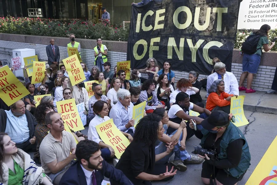 Políticos locales, líderes religiosos y otras personas se sientan en la entrada del edificio federal Jacob K. Javits para protestar contra la creciente implicación del Servicio de Inmigración y Control de Aduanas de Estados Unidos en Nueva York, Nueva York, EE. UU. EFE/EPA/SARAH YENESEL