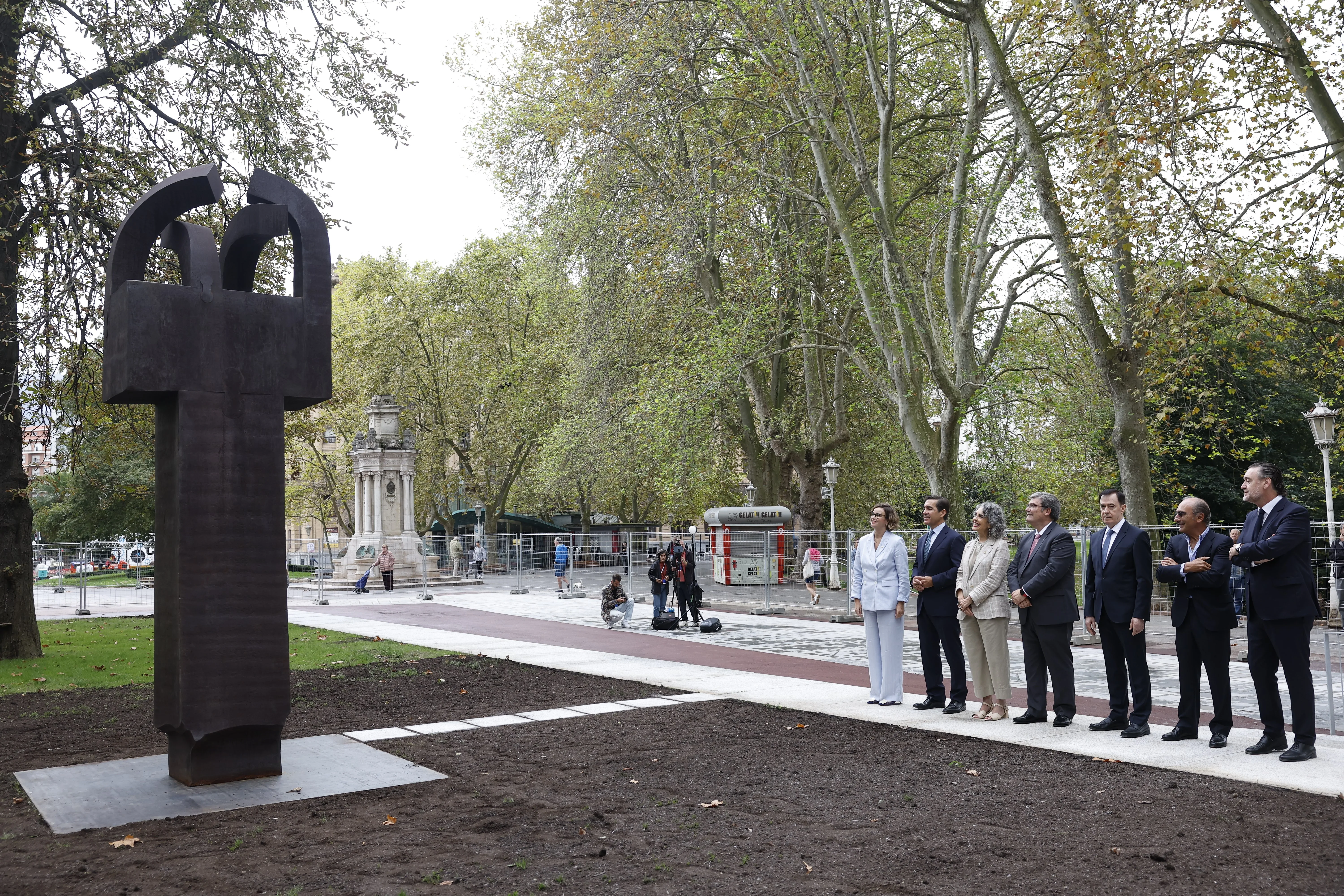 La escultura de Eduardo Chillida "Elogio del hierro III", en su nueva ubicación en el Museo Bellas Artes de Bilbao. EFE/ Miguel Toña