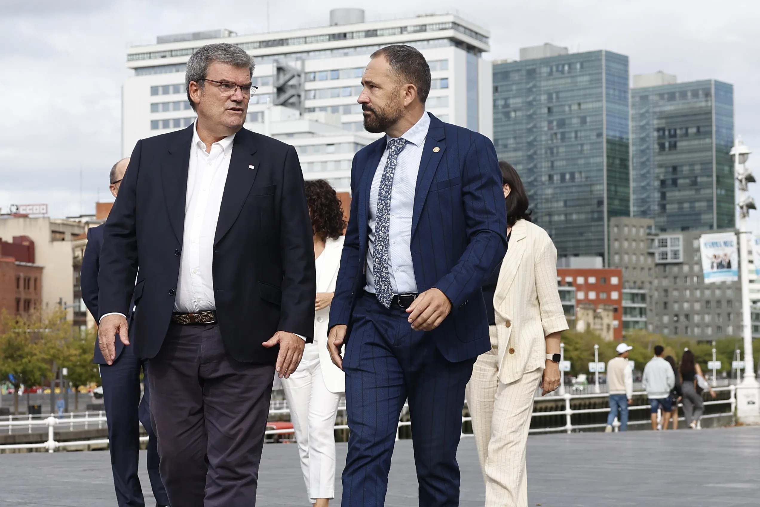 BILBAO.- El consejero de Vivienda, Denis Itxaso (d), y el alcalde de Bilbao, Juan Mari Aburto (i), han presentado la declaración de la capital vizcaína como zona del mercado residencial tensionado. EFE/ Miguel Toña