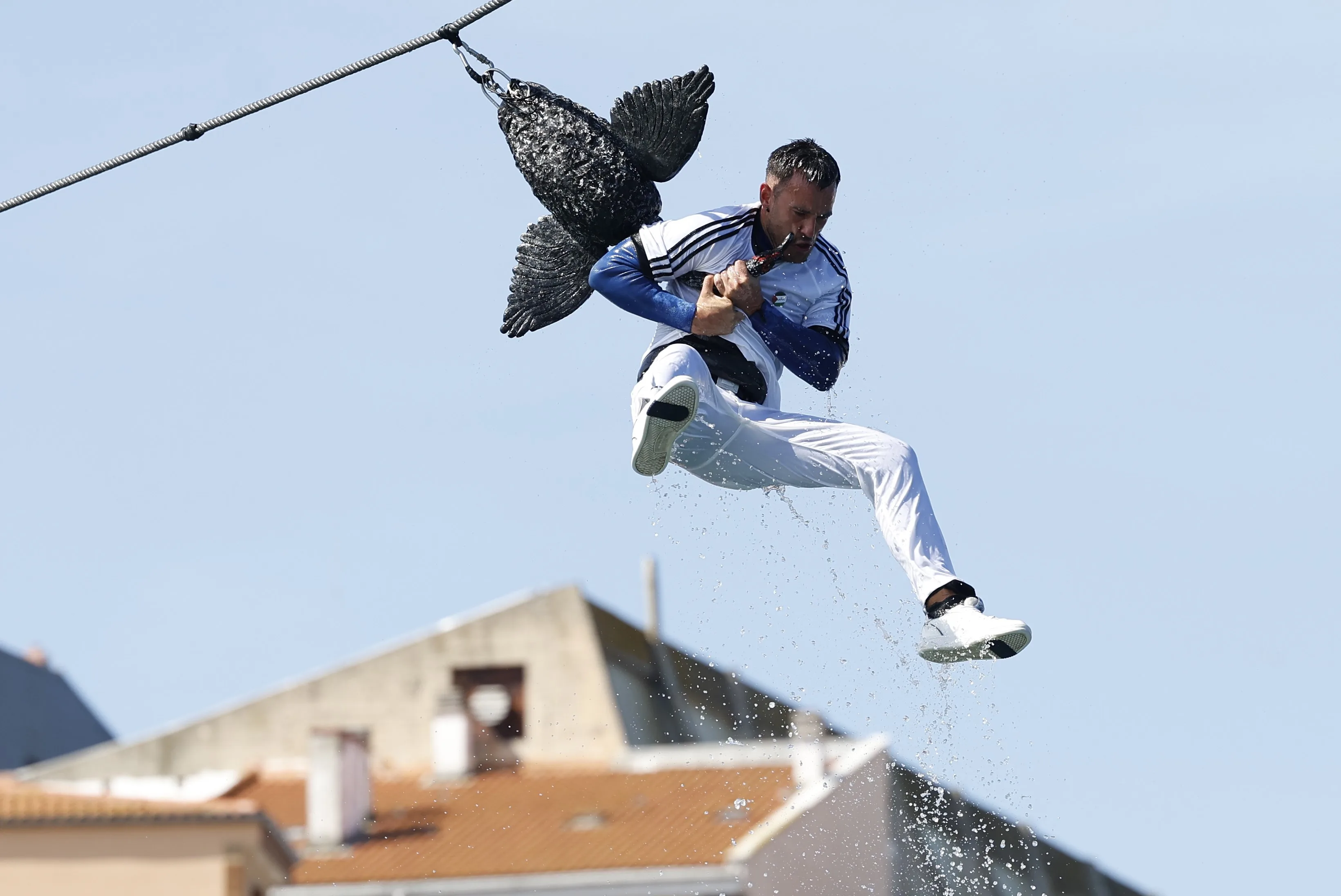 LEKEITIO,- La localidad vizcaína de Lekeitio acoge su fiesta más importante dentro de los San Antolines, el "Antzar Eguna" o "Día de los gansos", con el concurso de alzadas una tradición de más de 300 años que la convierte en uno de los festejos más populares de la costa vasca. EFE/Miguel
