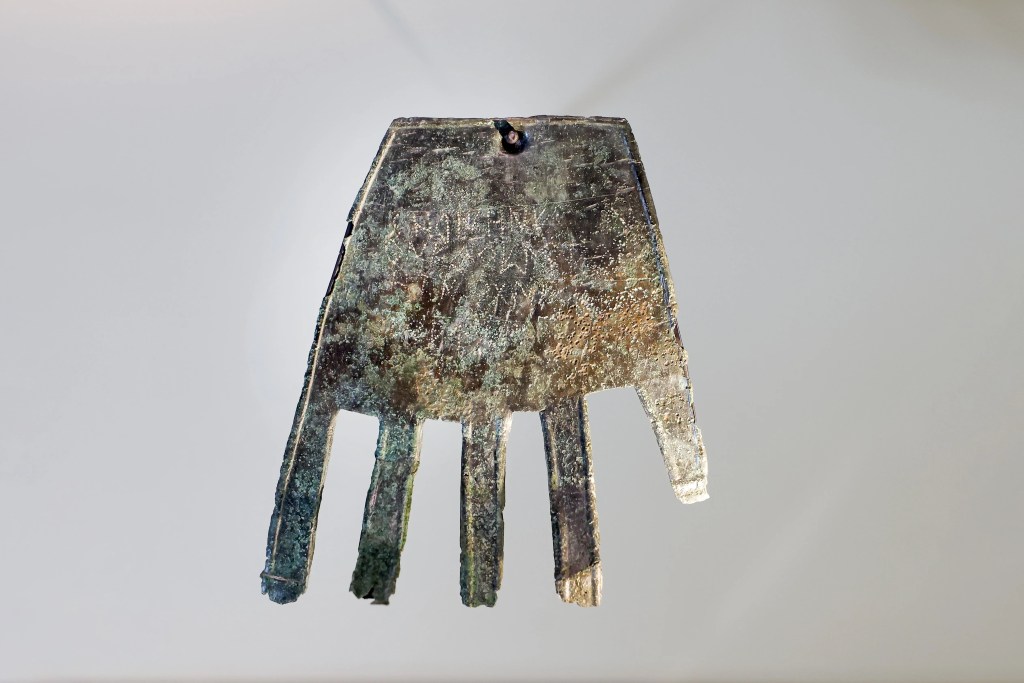 Imagen de la Mano de Irulegi que ahora se exhibe de forma permanente en el Museo de Navarra