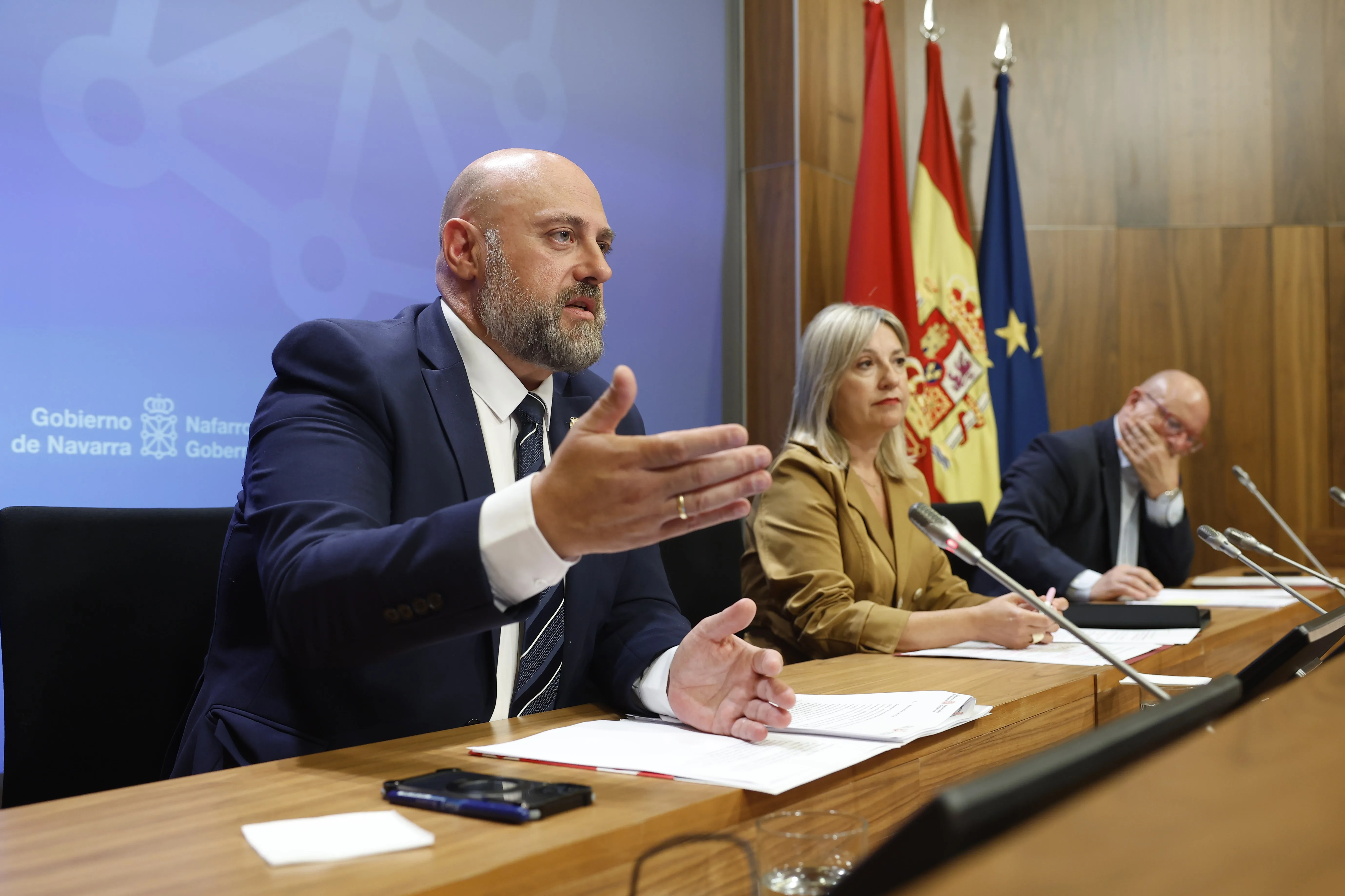 Imagen de los consejeros Arasti, López y Gimeno, en rueda de prensa tras la sesión semanal del Gobierno de Navarra