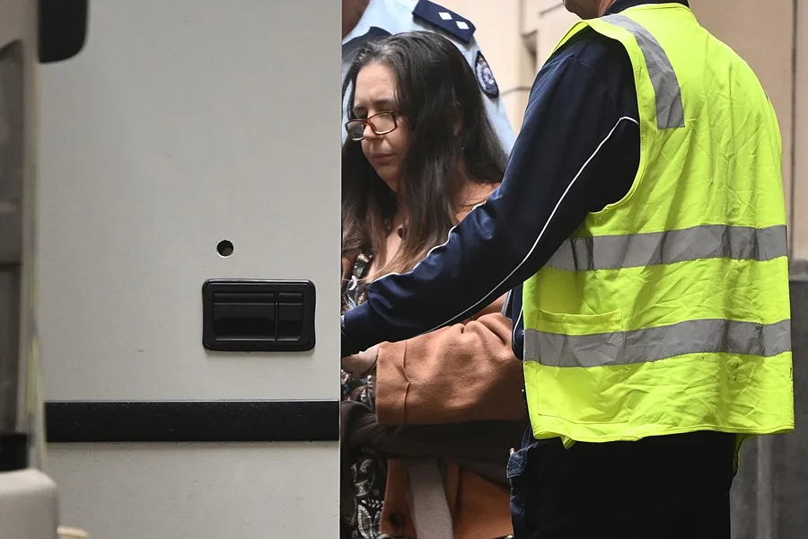 Erin Patterson (C) sale del Tribunal Supremo de Victoria en Melbourne, Australia, el 8 de septiembre de 2025. EFE/EPA/JOEL CARRETT