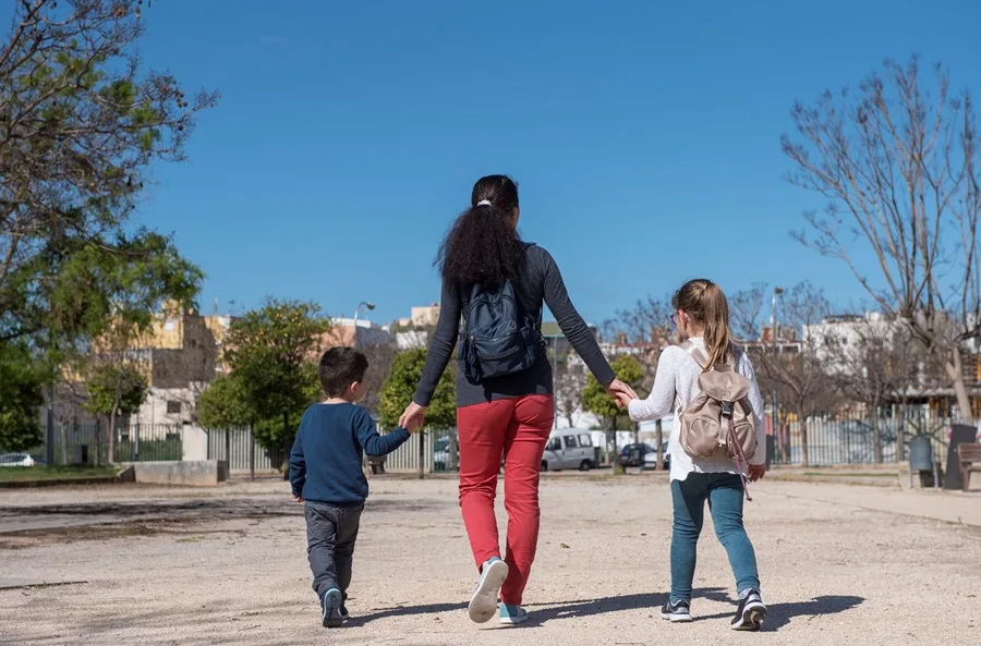 78 % de las madres españolas están mentalmente sobrecargadas. En la imagen, Una madre pasea con sus hijos en Palma de Mallorca, España, en una imagen de archivo. EFE/ATIENZA