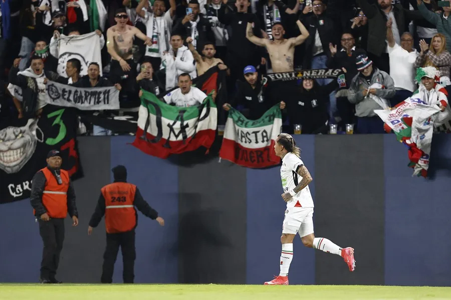 Dayro Moreno de Once Caldas celebra un gol este miércoles, en un partido por los cuartos de final de la Copa Sudamericana entre Independiente del Valle y Once Caldas en el estadio Banco Guayaquil en Quito (Ecuador). EFE/ José Jácome