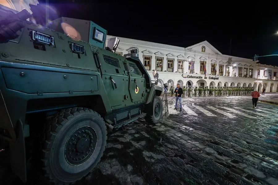 Integrantes del Comando Conjunto de las Fuerzas Armadas de Ecuador custodian la Gobernación de Cotopaxi este domingo, en Latacunga (Ecuador). EFE/ José Jácome