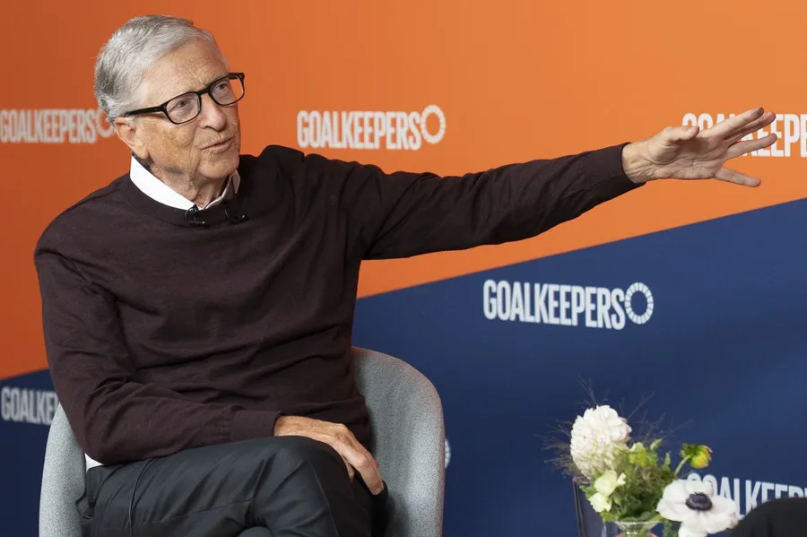 El exdirector ejecutivo de Microsoft Bill Gates habla durante una entrevista con EFE este lunes, en Nueva York (EE.UU.). EFE/Ángel Colmenares