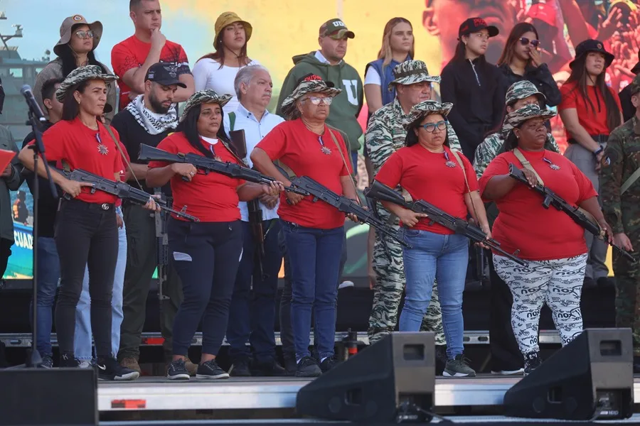 Mujeres sostienen armas durante un ejercicio militar este martes, en Caracas (Venezuela). EFE/ Miguel Gutiérrez