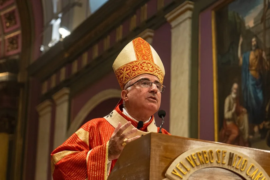 Fotografía de archivo del cardenal de Uruguay, Daniel Sturla, habla durante una misa en la Catedral de Montevideo (Uruguay). EFE/ Sebastian Astorga