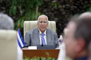 Fotografía de archivo de Ricardo Cabrisas (i), viceprimer ministro y ministro de Comercio Exterior cubano, en La Habana (Cuba). EFE/ Ernesto Mastrascusa