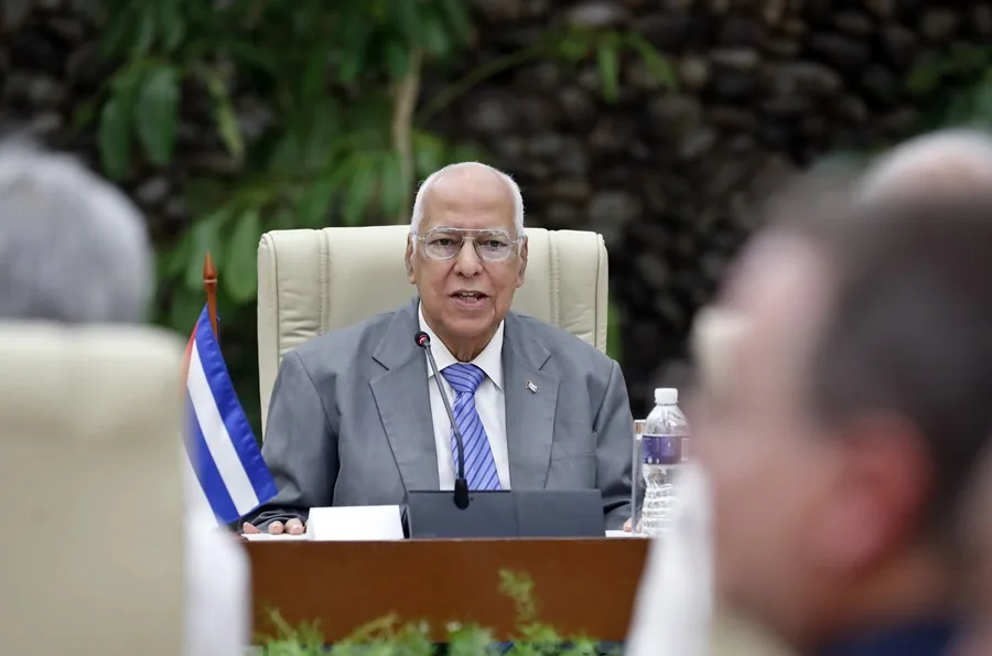 Fotografía de archivo de Ricardo Cabrisas (i), viceprimer ministro y ministro de Comercio Exterior cubano, en La Habana (Cuba). EFE/ Ernesto Mastrascusa