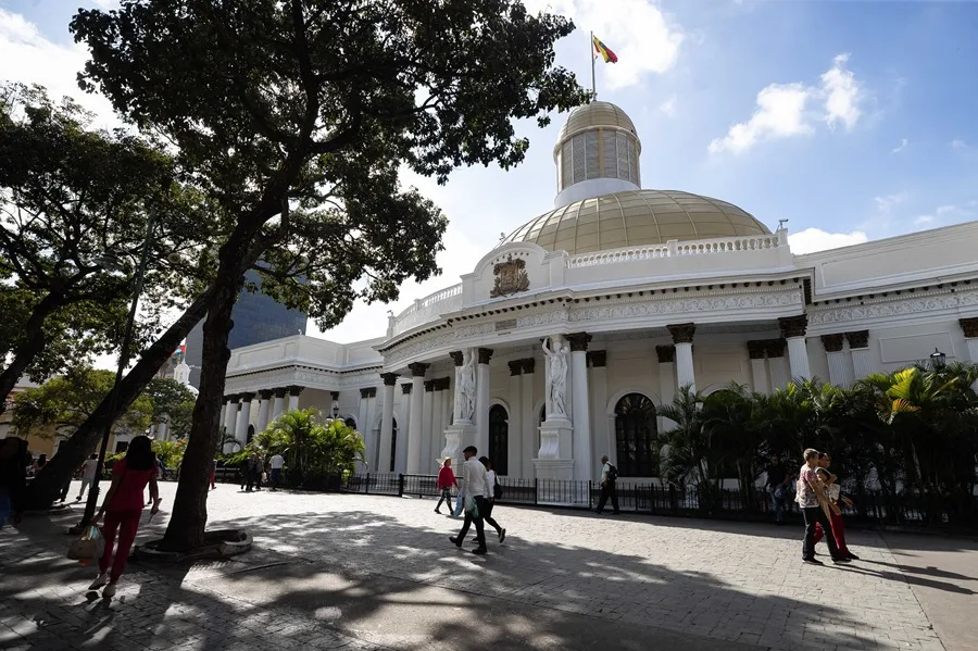Fotografía de archivo de la fachada de la Asamblea Nacional de venezuela en Caracas (Venezuela). EFE/ Ronald Peña