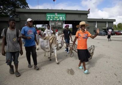 Fotografía de archivo de ciudadanos haitianos ingresando al mercado fronterizo en Elías Piña (República Dominicana). EFE/ Orlando Barría