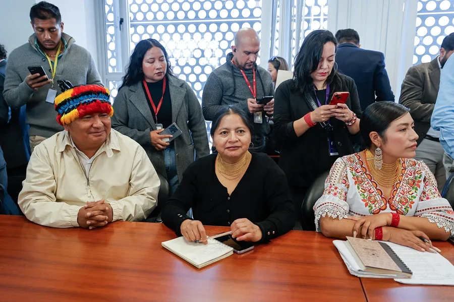 El presidente de la Confederación de Nacionalidades Indígenas del Ecuador (Conaie), Marlon Vargas (i), junto a familiares y compañeros de los doce indígenas detenidos en las protestas del 22 de septiembre en la ciudad de Otavalo (Ecuador). EFE/ José Jácome