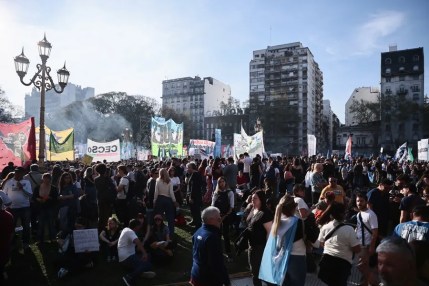 Personas se manifiestan en defensa de la educación pública superior y la salud pediátrica este miércoles, en Buenos Aires (Argentina). EFE/ STR