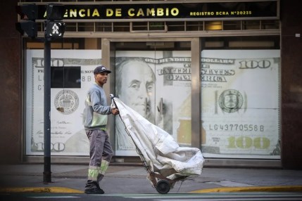 Una persona camina frente a una casa de cambio en Buenos Aires (Argentina). EFE/ Juan Ignacio Roncoroni