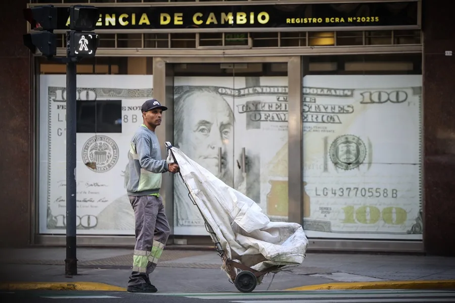 Una persona camina frente a una casa de cambio en Buenos Aires (Argentina). EFE/ Juan Ignacio Roncoroni