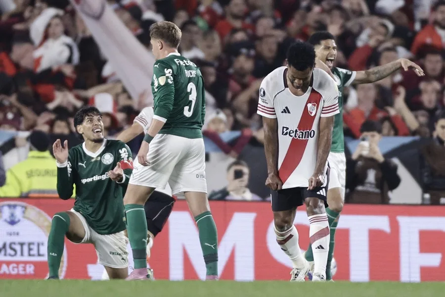 Jugadores de Palmeiras celebran este miércoles, al finalizar un partido de cuartos de final de la Copa Libertadores entre River Plate y Palemeiras en el estadio Monumental, en Buenos Aires (Argentina). EFE/ Juan Ignacio Roncoroni