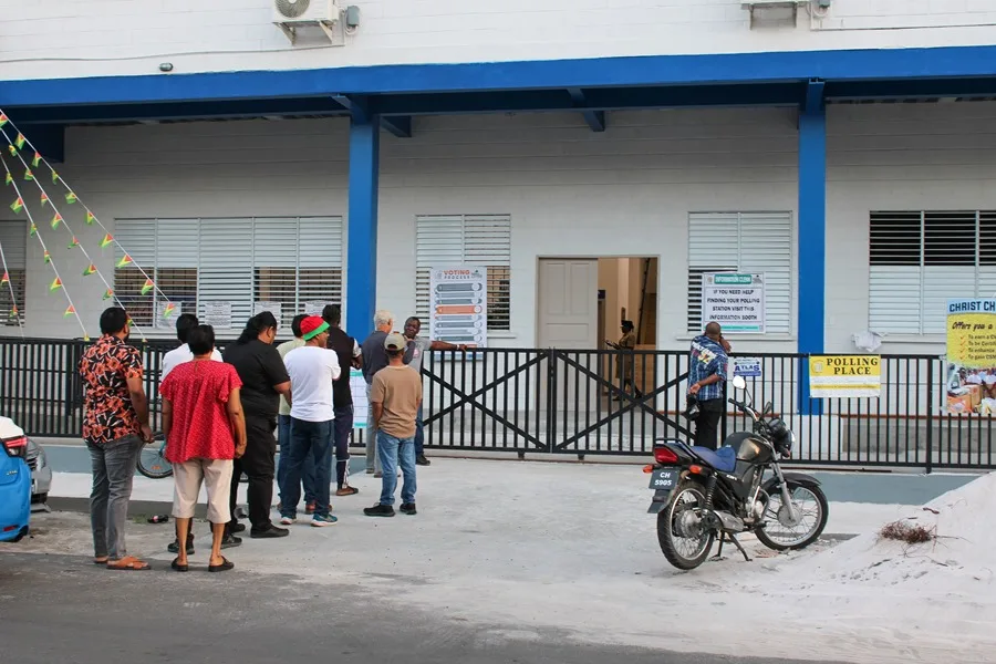 Personas hacen frente a un centro de votación este lunes, en Georgetown (Guyana). EFE/ Nazima Raghubir