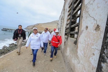 Fotografía cedida por la Presidencia de Perú de su mandataria, Dina Boluarte (c), durante una visita a las ruinas de la cárcel de El Frontón, en la isla El Frontón (Perú). EFE/ Presidencia de Perú