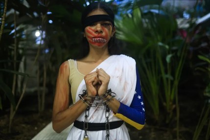 Una mujer participa en una representación artística durante el conversatorio 'Venezuela Memoria y Justicia' en ciudad de Panamá (Panamá). EFE/ Bienvenido Velasco
