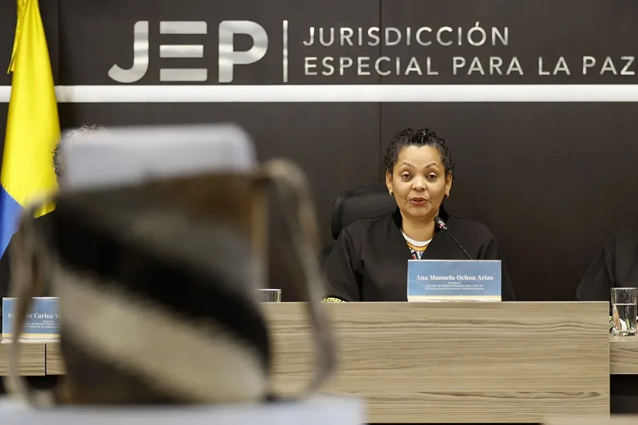 La presidenta de la Sección de Primera Instancia para Casos de Reconocimiento de Verdad y Responsabilidad, la magistrada Ana Manuela Ochoa Arias, habla durante una audiencia en Bogotá (Colombia). EFE/ Mauricio Dueñas Castañeda