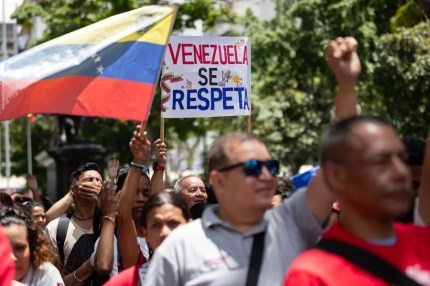 Personas caminan durante una marcha en respaldo al presidente de Venezuela, Nicolás Maduro, este viernes en Caracas (Venezuela). EFE/ Ronald Peña