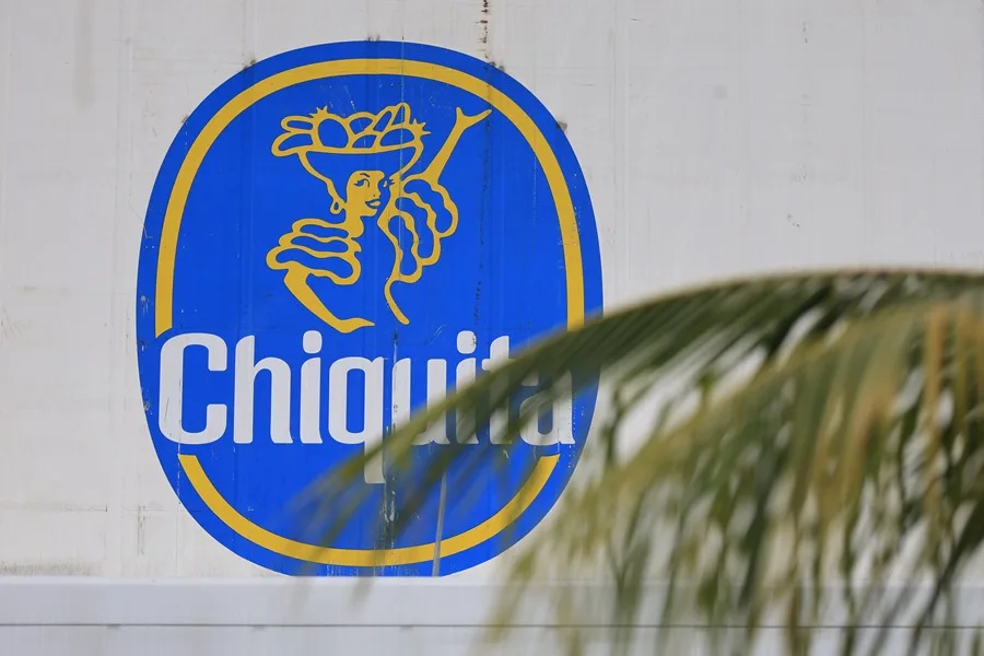 Fotografía del logotipo de la empresa bananera Chiquita este martes, en Puerto Almirante (Panamá). EFE/ Bienvenido Velasco