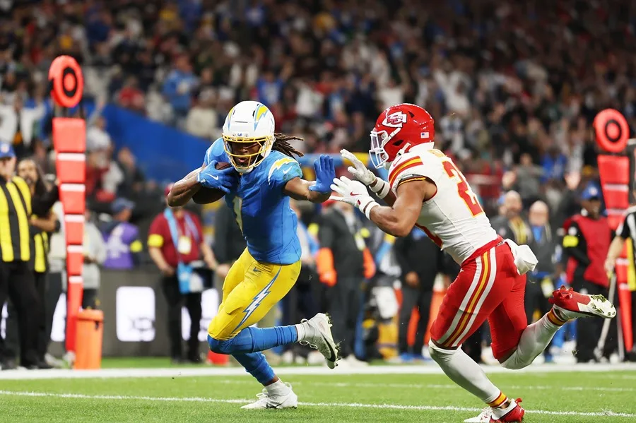 Quentin Johnston (i) de los Chargers avanza con el balón frente a Jaden Hicks de los Chiefs este viernes, en un partido de la NFL entre Los Ángeles Chargers y Kansas City Chiefs en el estadio Neo Química Arena en São Paulo (Brasil). EFE/ Isaac Fontana