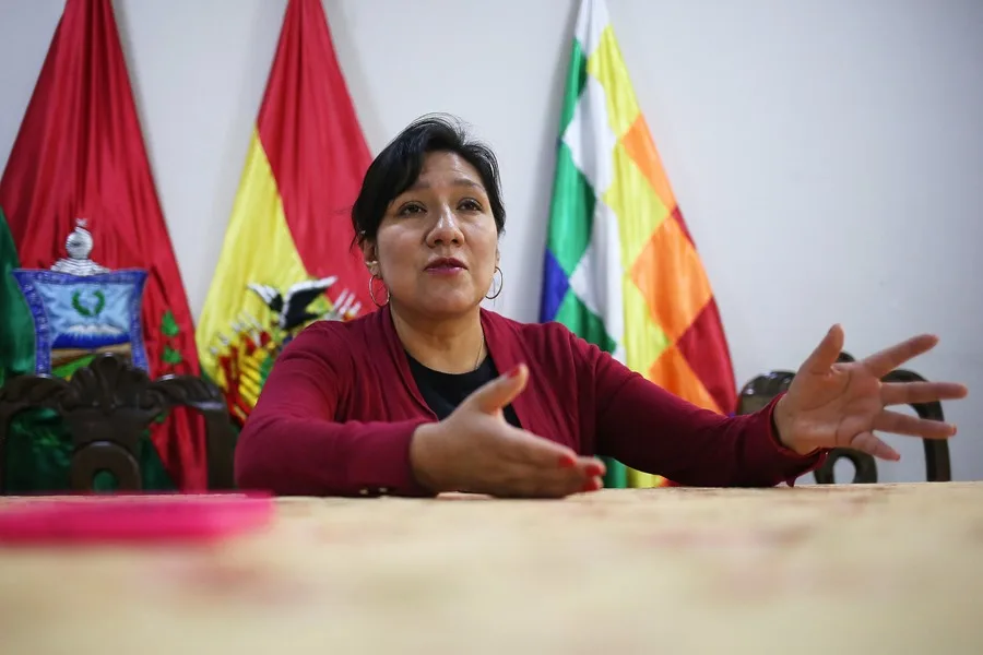 La asambleísta Samanta Coronado habla durante una entrevista con EFE en La Paz (Bolivia). EFE/ Luis Gandarillas