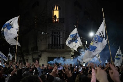 Personas celebran tras conocer los resultados de las elecciones legislativas de la provincia de Buenos Aires frente a la casa de la expresidenta Cristina Fernández, este domingo, en Buenos Aires (Argentina). EFE/ Adan González