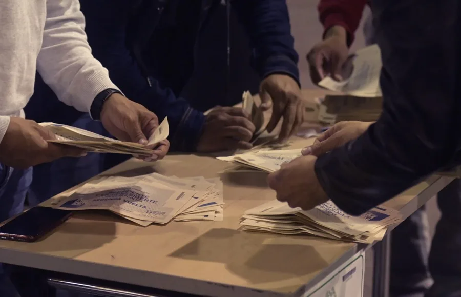 Fotografía de archivo de jurados de votación realizando un conteo de votos durante una jornada de elecciones en Bogotá (Colombia). EFE/ Natalia Pedraza