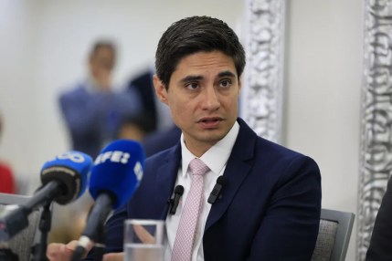 El vicepresidente y analista senior de Moodys, Renzo Merino, habla en una rueda de prensa, en Ciudad de Panamá (Panamá). EFE/ Bienvenido Velasco