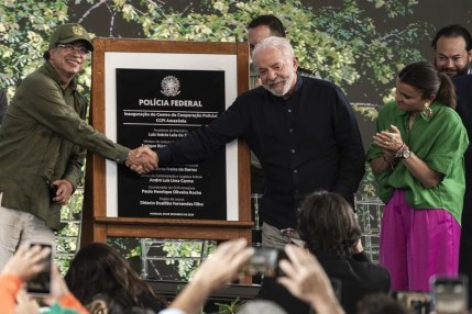 El presidente de Brasil, Luiz Inácio Lula da Silva (c) acompañado de su homólogo de Colombia, Gustavo Petro (i) y la vicepresidenta de Ecuador, Maria José Pinto (d) participan en la inauguración del Centro de Cooperación Policial Internacional de la Amazonía (CCPI Amazônia) este martes, en Manaus (Brasil). EFE/ Raphael Alves