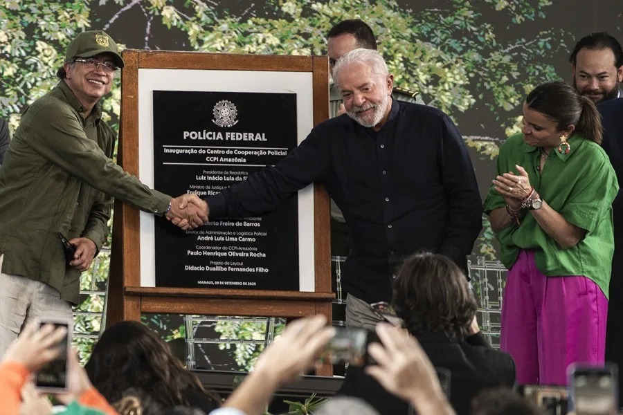 El presidente de Brasil, Luiz Inácio Lula da Silva (c) acompañado de su homólogo de Colombia, Gustavo Petro (i) y la vicepresidenta de Ecuador, Maria José Pinto (d) participan en la inauguración del Centro de Cooperación Policial Internacional de la Amazonía (CCPI Amazônia) este martes, en Manaus (Brasil). EFE/ Raphael Alves