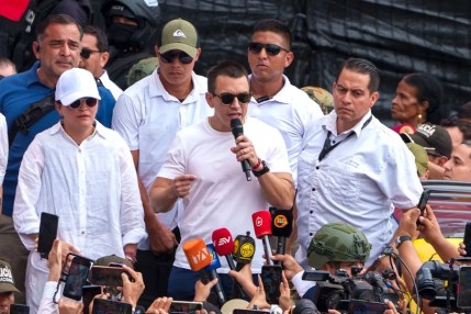Fotografía de archivo que muestra al presidente de Ecuador, Daniel Noboa (c), hablando durante una manifestación en Guayaquil (Ecuador). EFE/ Mauricio Torres