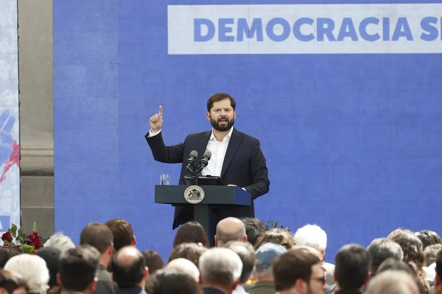 El presidente de Chile, Gabriel Boric, habla este jueves, durante el acto de conmemoración de los 52 años del golpe de Estado de Augusto Pinochet que derrocó al presidente Salvador Allende, en el Palacio de La Moneda en Santiago (Chile). EFE/ Elvis González