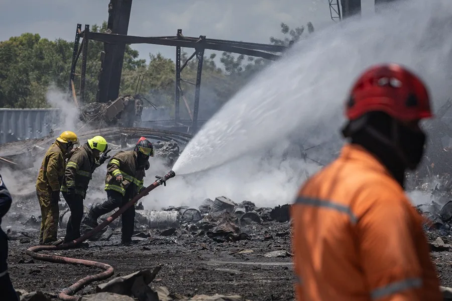 Bomberos intentan controlar un incendio tras la explosión de una fábrica de fuegos artificiales en San Francisco (Venezuela). EFE/ Henry Chirinos