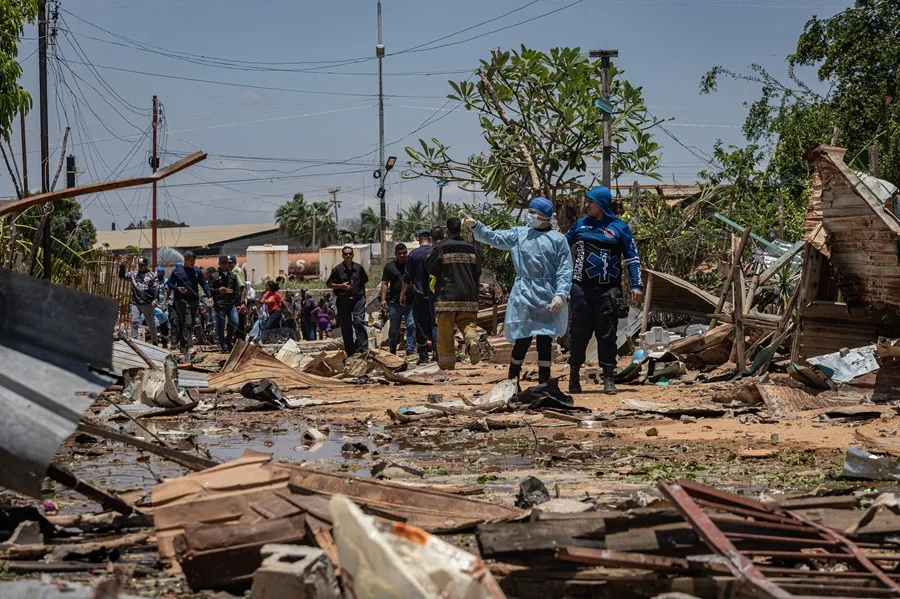 Organismos de socorro llegan a la zona afectada por una explosión de una fábrica de fuegos artificiales este jueves, en San Francisco (Venezuela). EFE/ Henry Chirinos