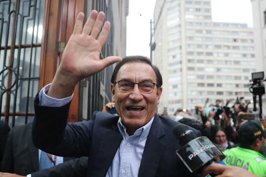 Fotografía de archivo del expresidente de Perú Martín Vizcarra saludando a su llegada a un juzgado en Lima (Perú). EFE/ Paolo Aguilar