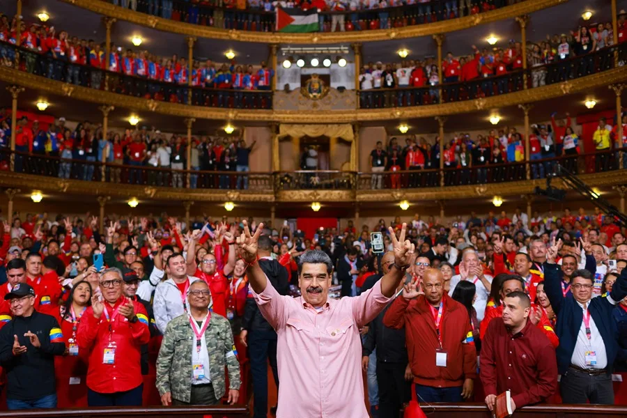 Fotografía cedida por prensa de Miraflores donde se observa al presidente de Venezuela, Nicolás Maduro (c), posando en un evento del Partido Socialista Unido de Venezuela (PSUV) este jueves, en Caracas (Venezuela). EFE/ Prensa de Miraflores