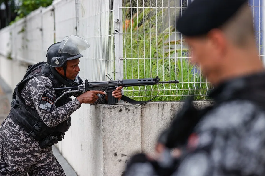 Fotografía de archivo de agentes de la Policía Militar participando en un operativo para detener a narcotraficantes y miembros de una banda especializada en robo de carga en Río de Janeiro (Brasil). EFE/ André Coelho