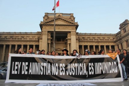 Fotografía de archivo de personas manifestándose contra la ley de amnistía frente al Palacio de Justicia en Lima (Perú). EFE/ Paula Bayarte