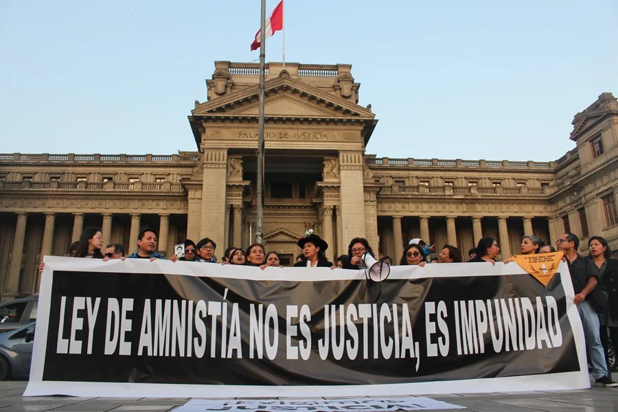 Fotografía de archivo de personas manifestándose contra la ley de amnistía frente al Palacio de Justicia en Lima (Perú). EFE/ Paula Bayarte