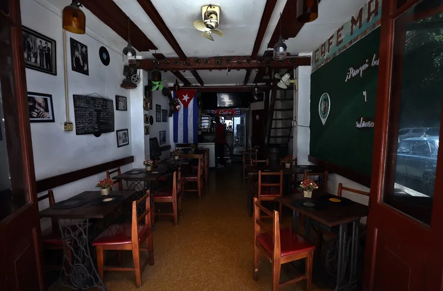 Fotografía que muestra el interior de un restaurante privado sin electricidad este miércoles, en La Habana (Cuba).