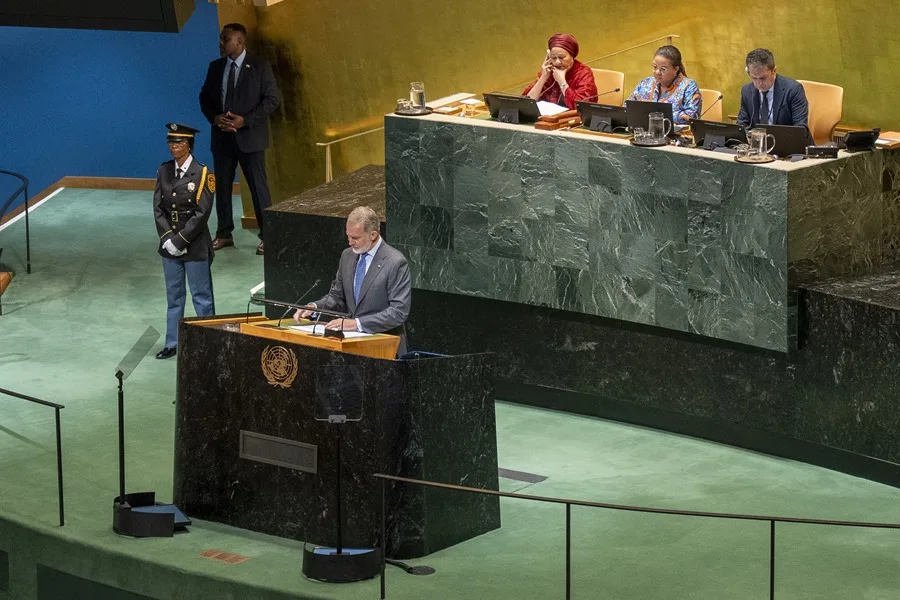 El rey Felipe VI (abajo) habla en la Asamblea General de la Organización de las Naciones Unidas (ONU)