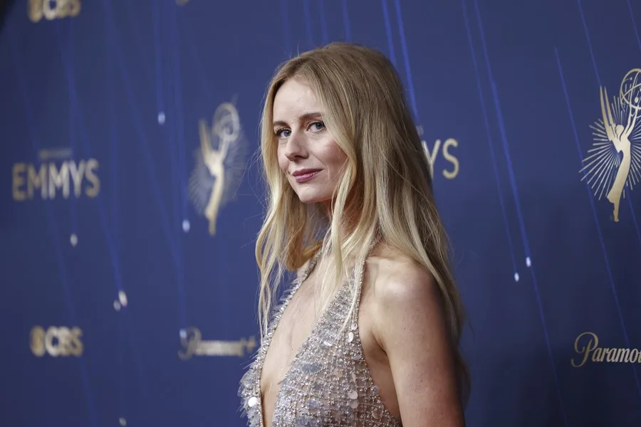 Premios Emmy 2025: los artistas y celebridades llegan a la alfombra roja