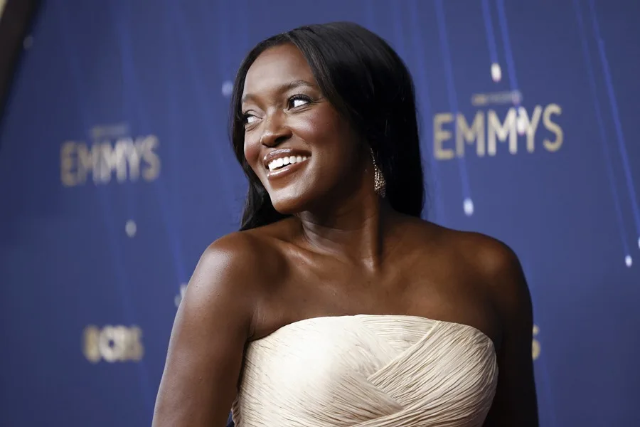 Premios Emmy 2025: los artistas y celebridades llegan a la alfombra roja