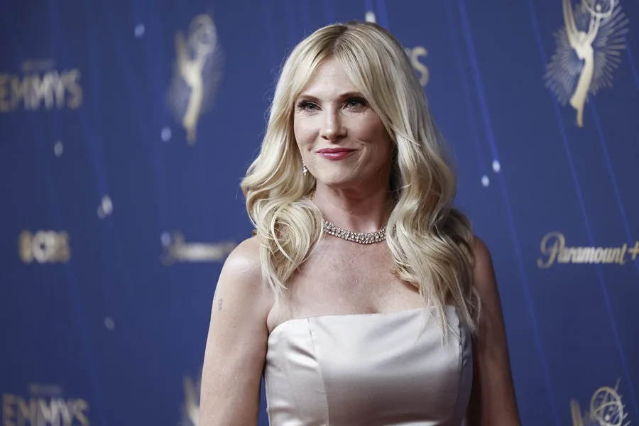 Premios Emmy 2025: los artistas y celebridades llegan a la alfombra roja