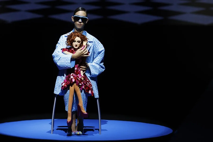 Una modelo muestra un diseño de la diseñadora Agatha Ruiz de la Prada durante la presentación de su colección, hoy Madrid